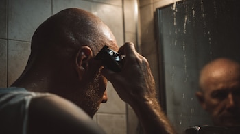 Corte de cabello extremo, autoafeitado, máquina de rapar, cambio estético, imagen nueva, tendencia masculina, look audaz. - (Imagen Ilustrativa Infobae)