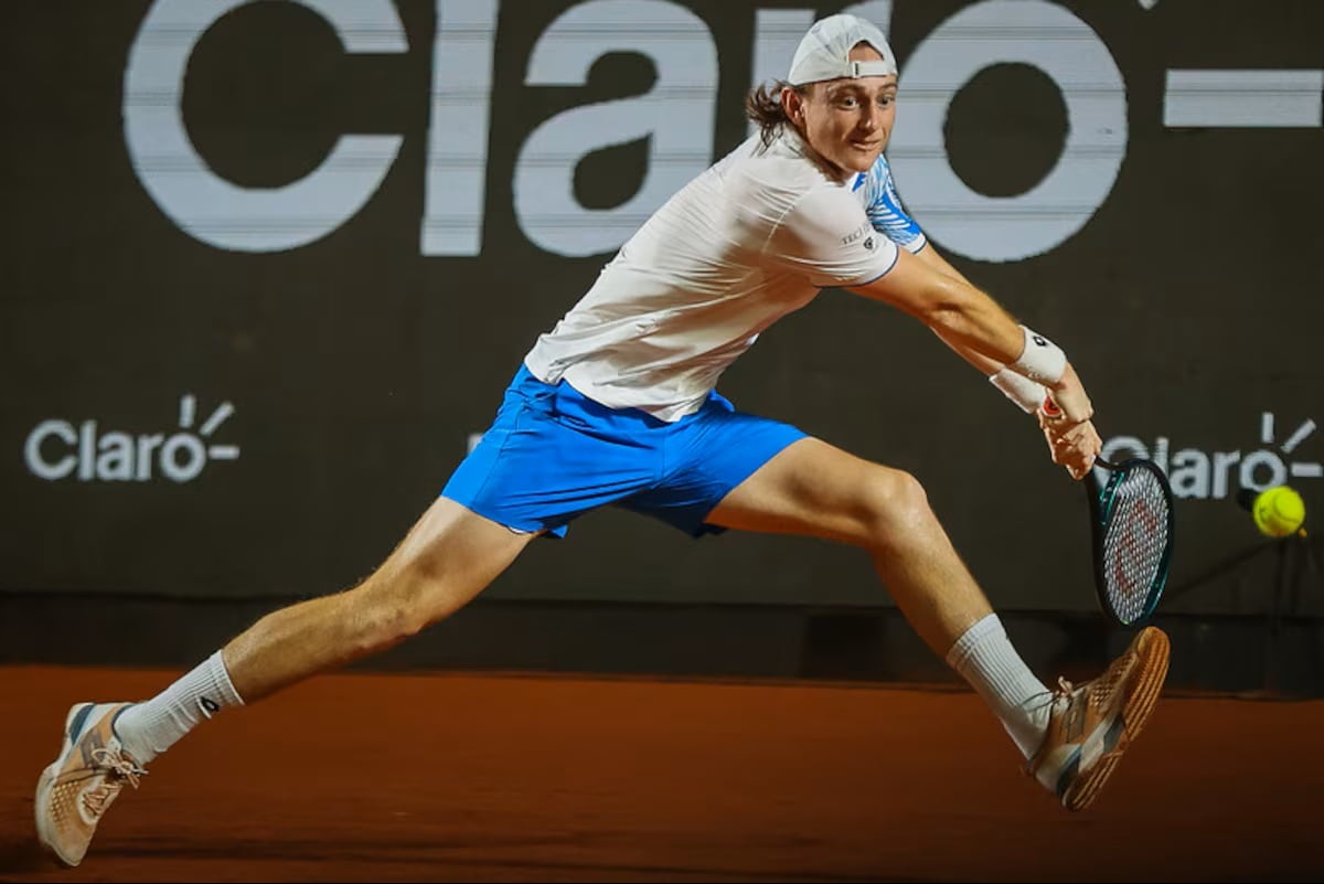 El tenista Ignacio Buse en plena acción durante su partido en el ATP 500 de Rio, donde derrotó a Joao Fonseca y clasificó a los cuartos de final. (Río Open )