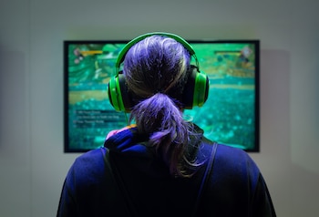 Fotografía de archivo de un visitante en una feria de videojuegos. EFE/Enric Fontcuberta.