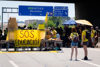 Profesores cortan la AP-7 a la altura de Girona, a 27 de mayo de 2026. (EFE/David Borrat)