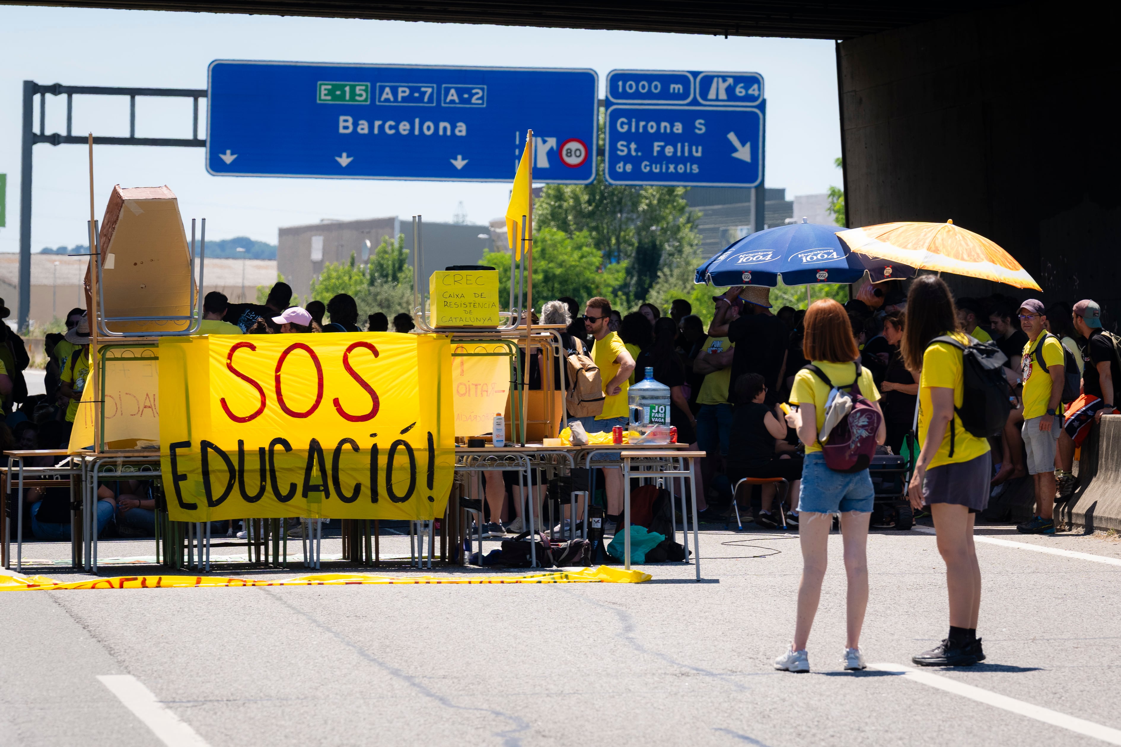 Profesores cortan la AP-7 a la altura de Girona, a 27 de mayo de 2026. (EFE/David Borrat)