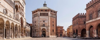 La Piazza del Comune es un punto de encuentro espontáneo en la ciudad italiana, un espacio para admirar la vida cremonesa y la arquitectura del lugar. (Ministerio de Turismo de Italia)