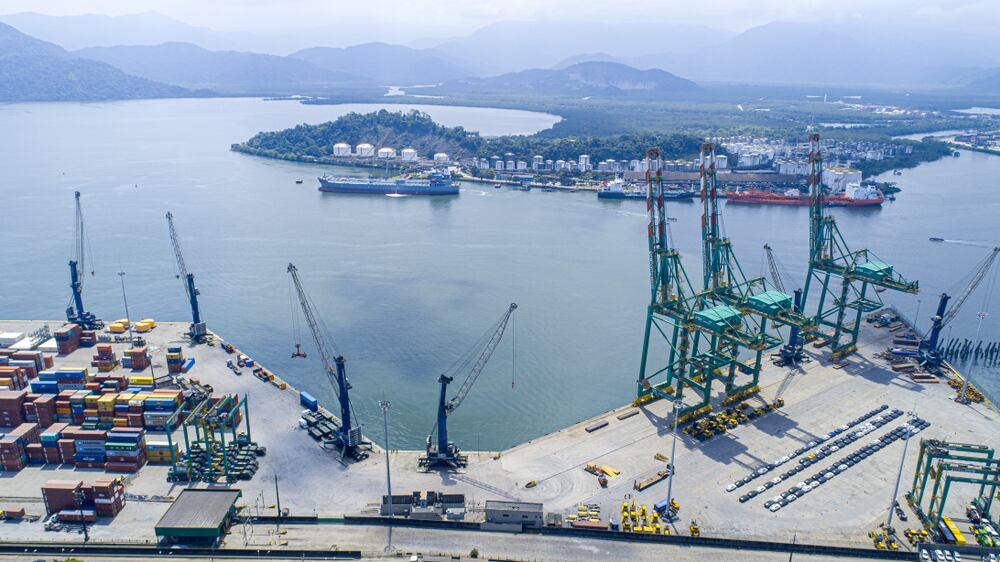 El Corredor Ferroviario Bioceánico conectaría al puerto peruano Ilo en el Pacífico con el puerto brasileño de Santos en el Atlántico (Foto: Shutterstock)