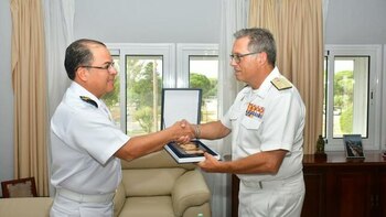 Autoridades españolas visitaron el buque