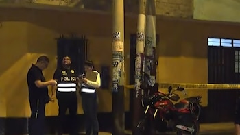 Dos hermanas adultas mayores fueron asesinadas a balazos mientras atendían un negocio de comida rápida frente a su vivienda, en San Martín de Porres - Créditos: Captura de pantalla de Panamericana TV.