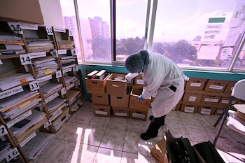Entre los archivos de guerra de Guatemala, así se ve una jornada de documentación de archivos de guerra