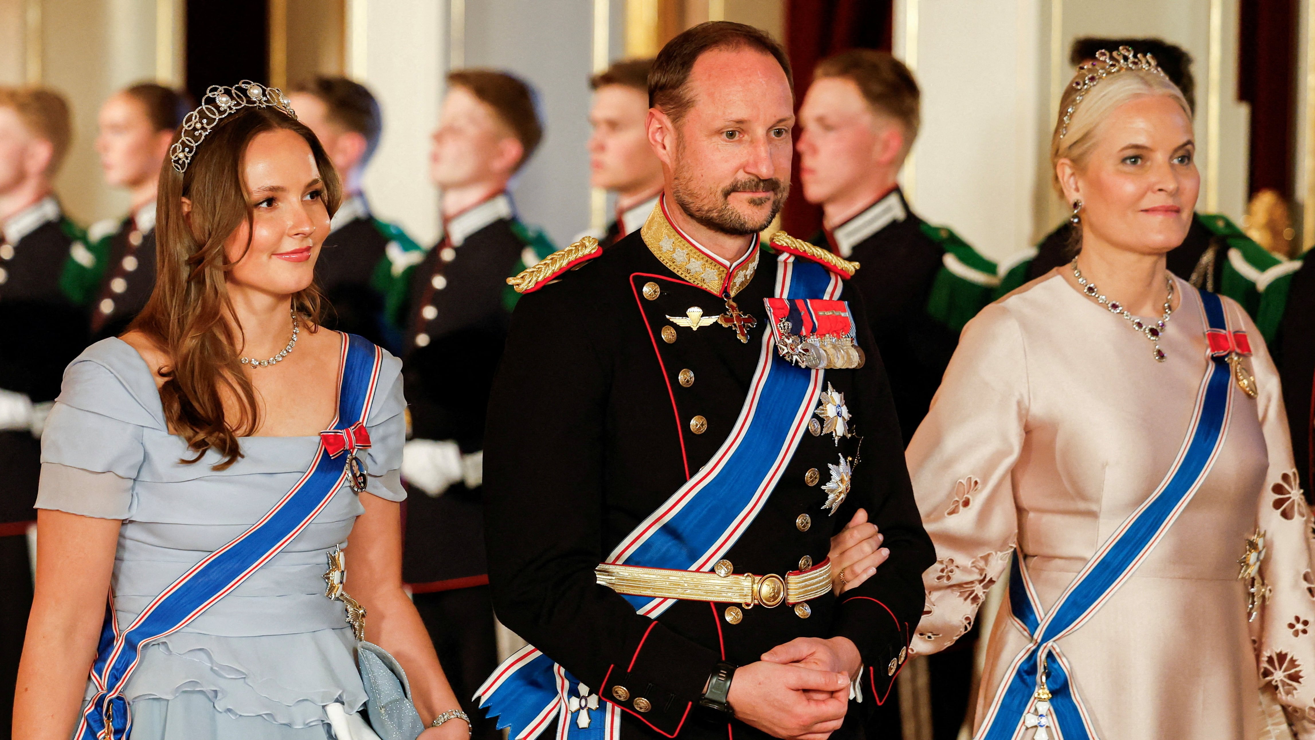 La princesa Ingrid Alexandra de Noruega, el príncipe heredero Haakon y la princesa heredera Mette-Marit caminan hacia una cena de gala en el Palacio, 2025. (Fredrik Varfjell/NTB/vía REUTERS)