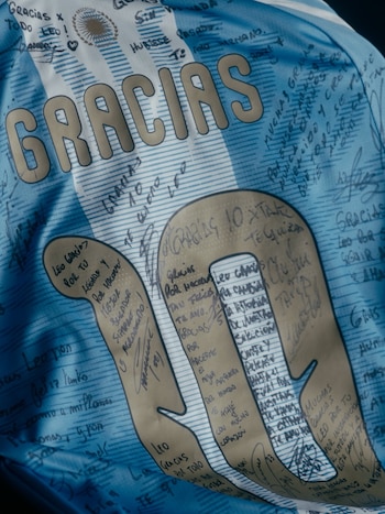 Las firmas del plantel argentino a la camiseta de Messi (@adidasar)