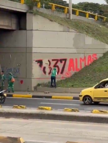 La administración de Cali recolecta evidencias para individualizar responsables de pintadas políticas recientes, como la cifra alusiva a víctimas de falsos positivos en la carrera Primera con calle 26 - crédito X