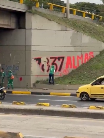 La administración de Cali recolecta evidencias para individualizar responsables de pintadas políticas recientes, como la cifra alusiva a víctimas de falsos positivos en la carrera Primera con calle 26 - crédito X