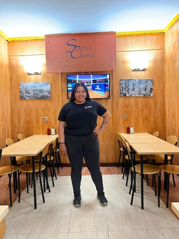 Katherine Vanessa Nolasco Pineda, dueña del restaurante "Santa Clara Bar Burger". (Imagen Ilustrativa Infobae)