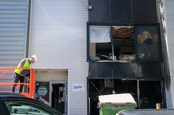 Un hombre trabaja cerca de