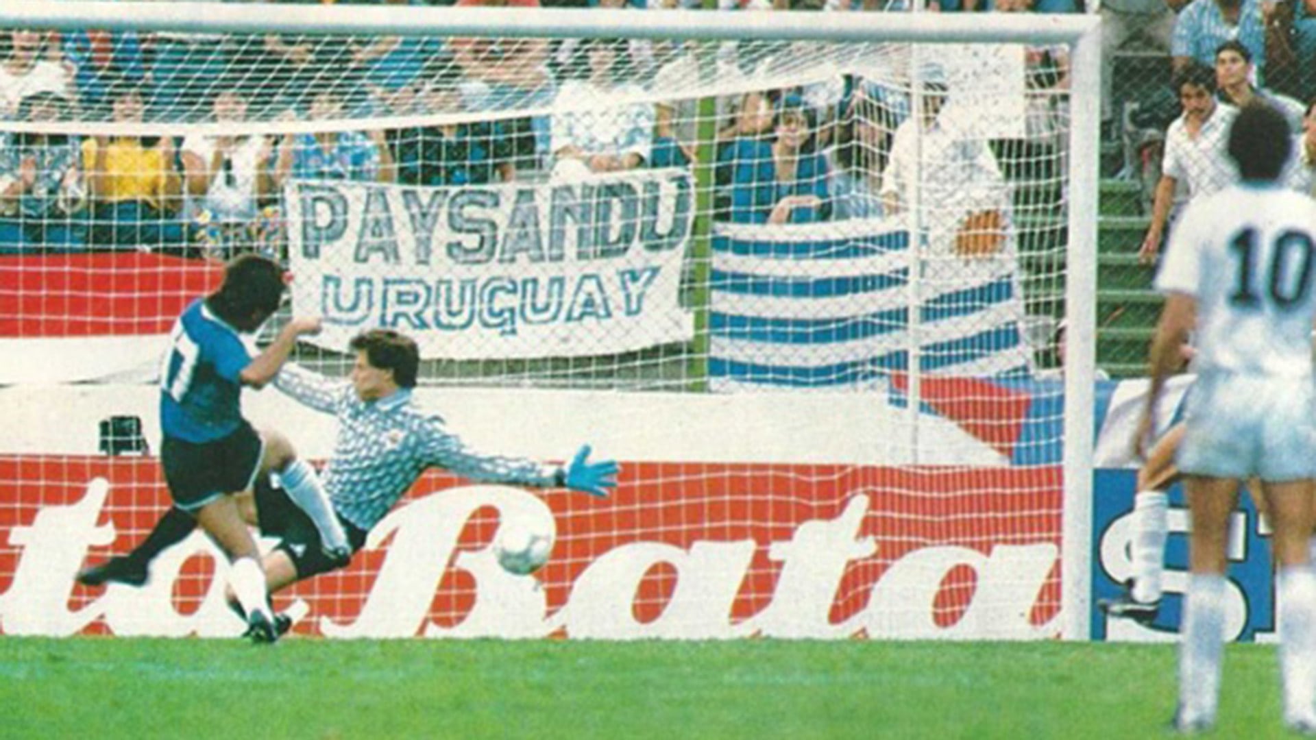 Pedro Pasculli define ante Fernando Alvez marcado el único gol de la victoria ante Uruguay en 1986