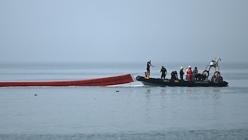 España instala en el mar la barrera de contención en Ceuta para frenar la llegada de migrantes a nado desde Marruecos: tendrá una parte visible y otra sumergida