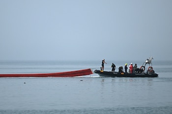 Instalación de barreras en el mar en Ceuta. (JORGE GUERRERO / AFP)