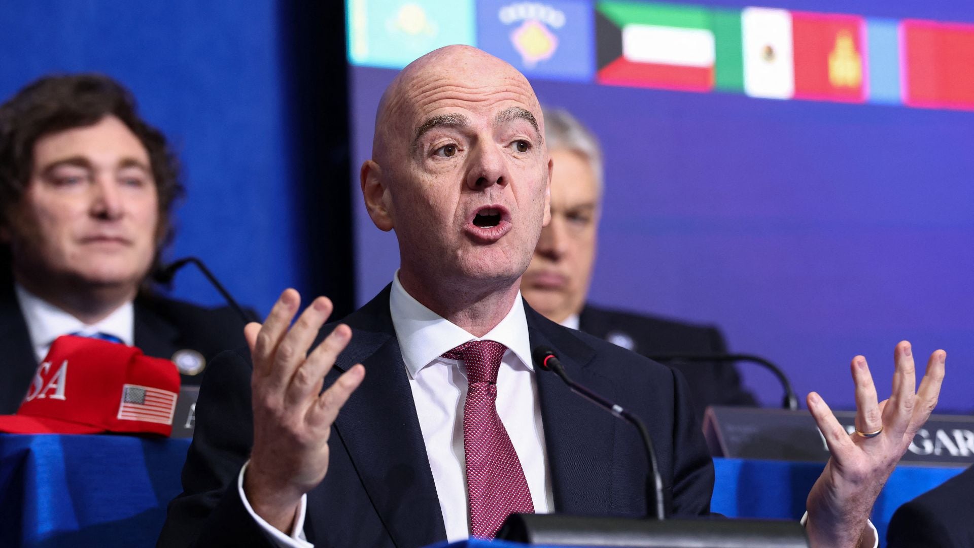 Infantino pidió que los jugadores que se tapen la boca sean expulsados (REUTERS/Kevin Lamarque)
