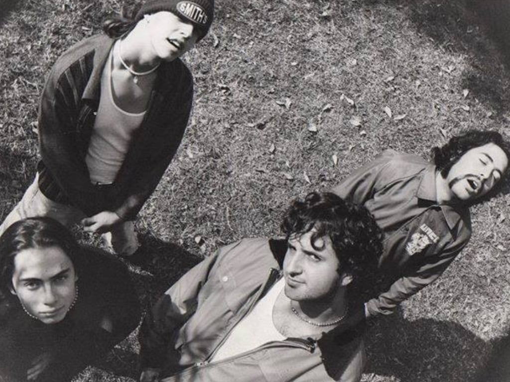 Paco Ayala, Randy Ebright, Tito Fuentes y Jay de la Cueva posan sobre el césped a mediados de los años 90, en una imagen que captura los inicios de Molotov. (Molotov: Instagram)