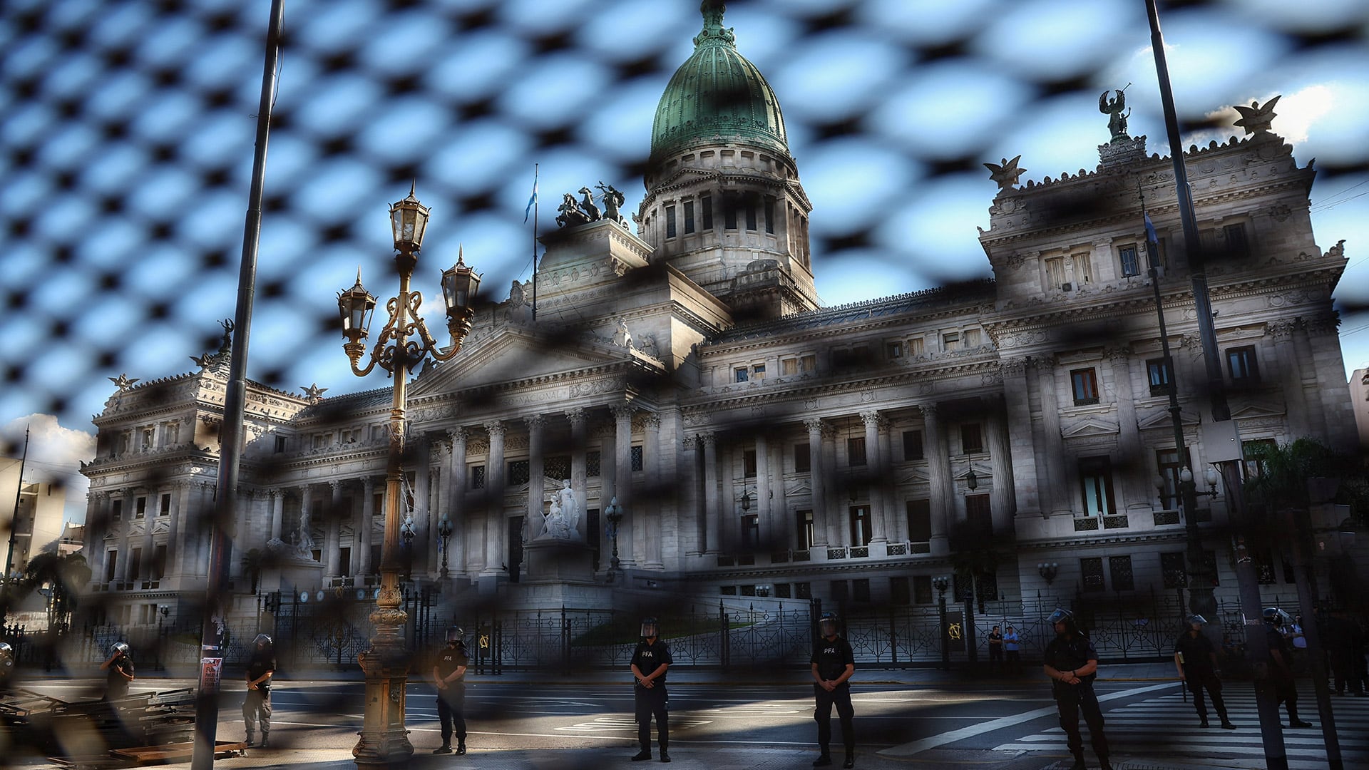 El operativo policial reforzó la vigilancia durante la movilización de jubilados sin intervenir directamente en la protesta pacífica. (REUTERS/Agustin Marcarian)