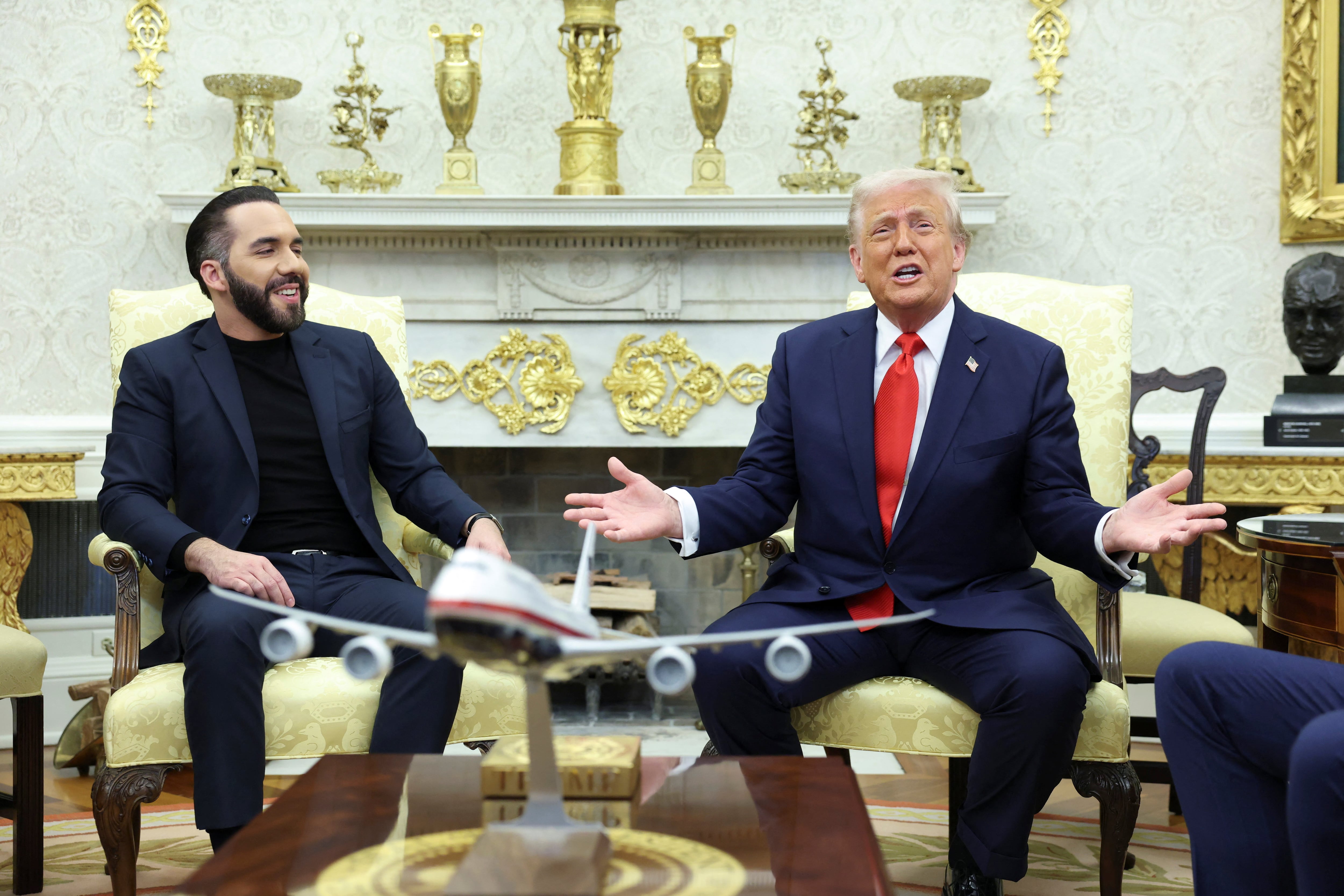 El presidente de Estados Unidos, Donald Trump, se reúne con el presidente de El Salvador, Nayib Bukele, en el Despacho Oval de la Casa Blanca en Washington, D.C., Estados Unidos, el 14 de abril de 2025. REUTERS/Kevin Lamarque