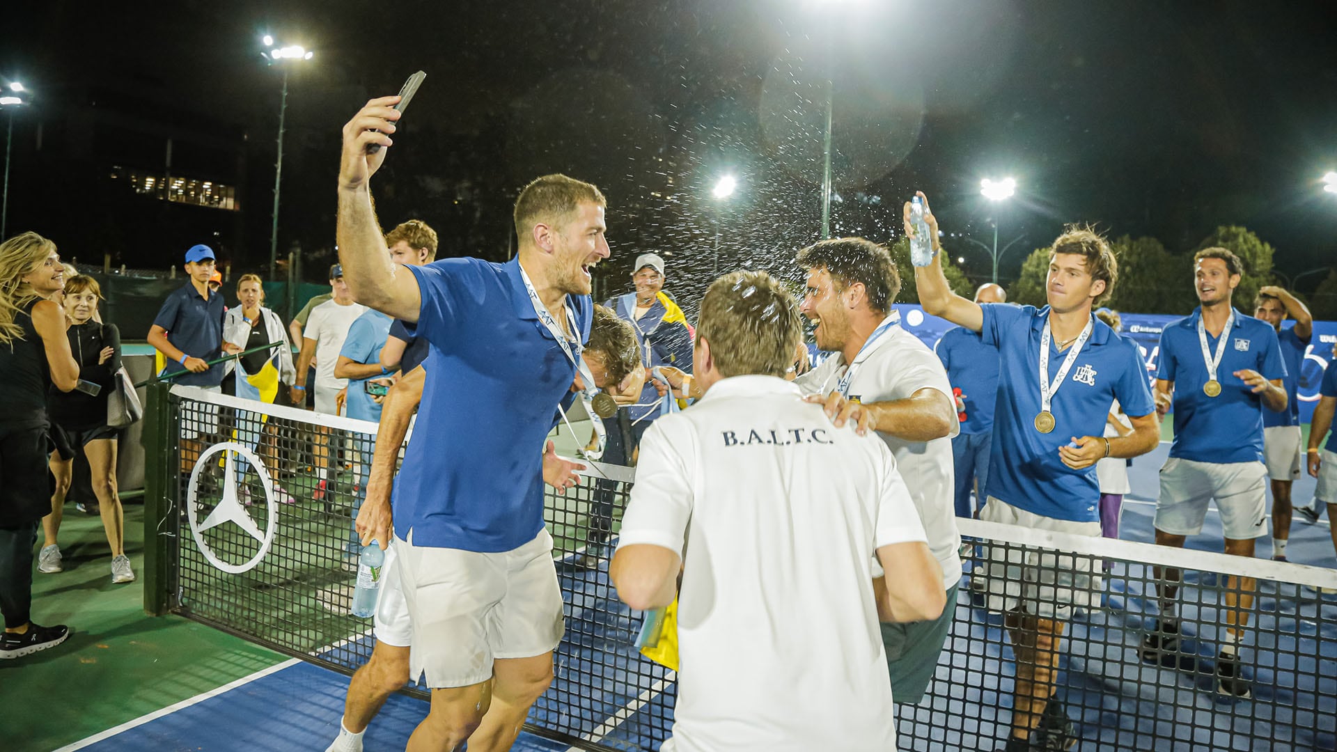 Los jugadores del Buenos Aires Lawn Tennis Club festejando el título obtenido (Crédito: Prensa AAT)
