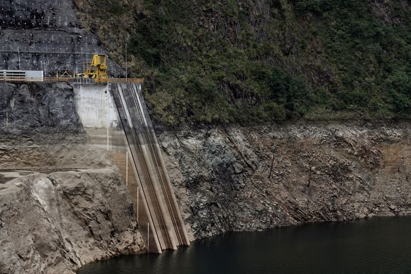Imagen de archivo. El embalse de la presa Mazar afectado por el bajo caudal del río Paute es fotografiado el día en que el ejército de Ecuador ingresa para asumir operaciones, en San Pablo, Ecuador. 17 de septiembre de 2024. REUTERS/Karen Toro