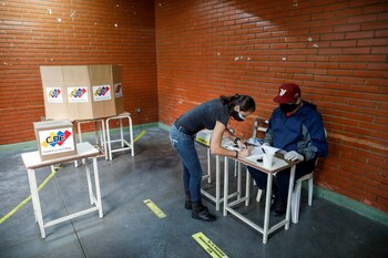 El chavismo celebró elecciones internas de cara a los comicios regionales convocados por la dictadura de Maduro para noviembre (REUTERS/Leonardo Fernandez Viloria)