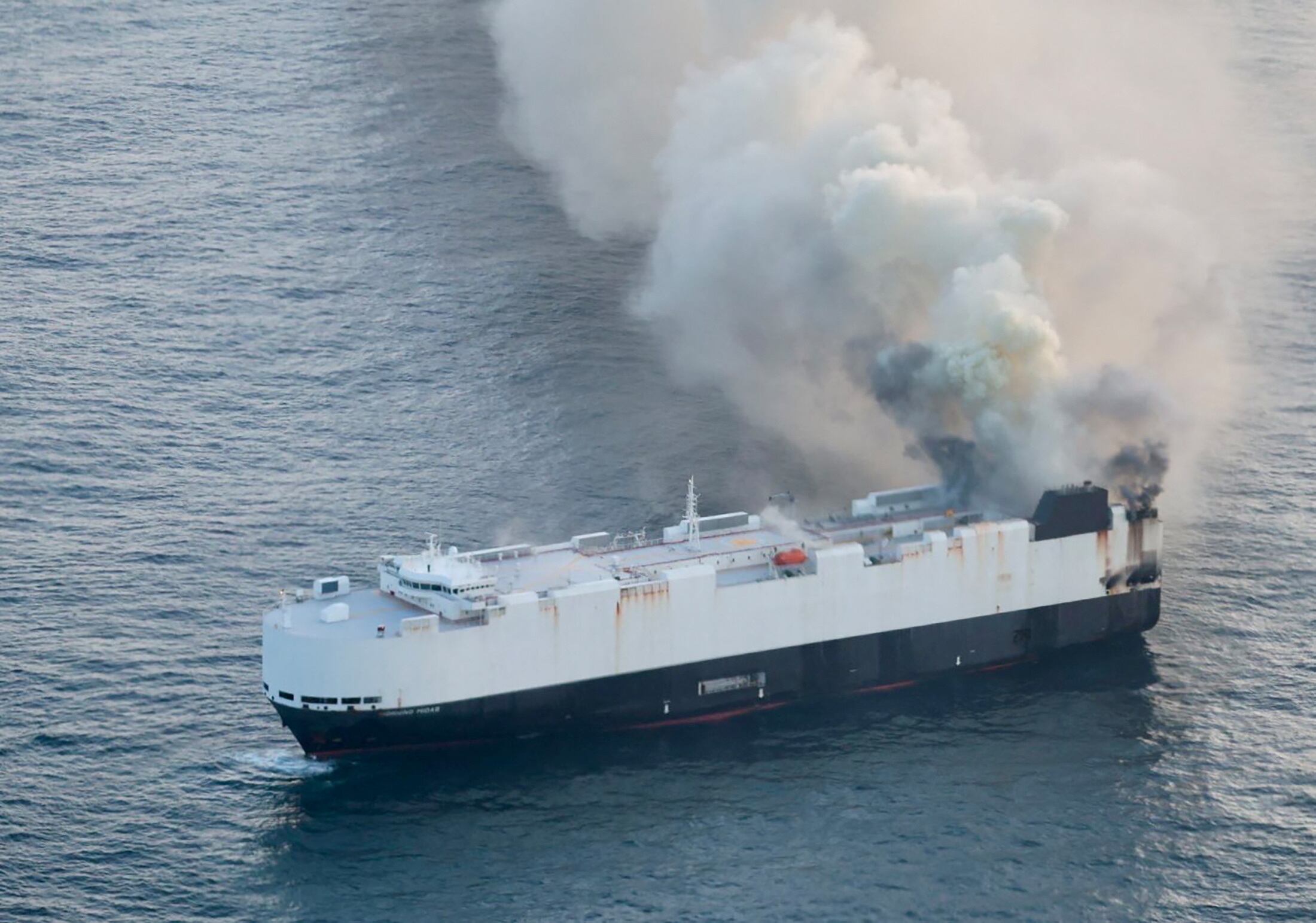 Humo se eleva desde un incendio a bordo del carguero Morning Midas, que transportaba alrededor de 3.000 vehículos, incluidos 800 eléctricos, como se aprecia en una fotografía aérea tomada desde un C-130J Super Hercules de la Guardia Costera de EE. UU., aproximadamente a 480 kilómetros al sur de Adak, Alaska, EE. UU., el 3 de junio de 2025. Guardia Costera de EE. UU./Estación Aérea Kodiak/Folleto vía REUTERS