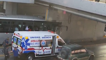 Bus del Metropolitano choca contra