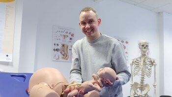 Un'ostetrica maschio, eccezione in sala