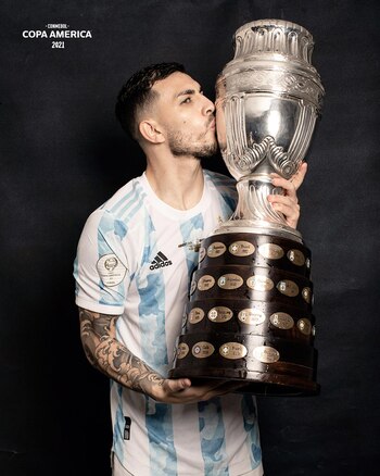 Leandro Paredes y el beso