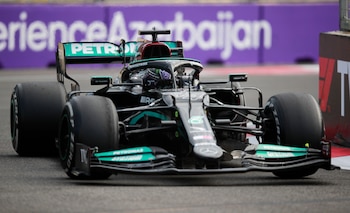 Lewis Hamilton tuvo una mala carrera en Bakú (REUTERS/Anton Vaganov)