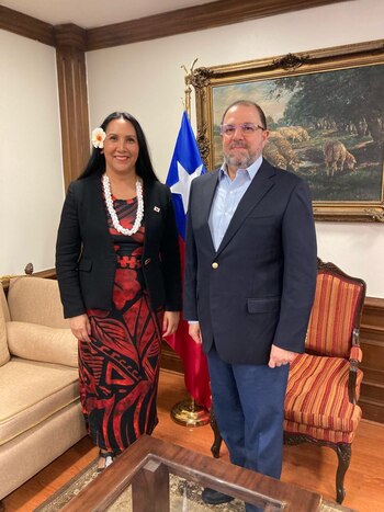 Hatem Eduardo Dasuki Quiceno junto con Manahi Pakarati - crédito Hatem Eduardo Dasuki Quiceno/LinkedIn.