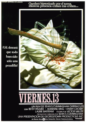 Un cartel de la película 'Viernes 13' muestra un pico o martillo ensangrentado clavado en una almohada blanca con gotas de sangre. Una sombra de una mano se ve a la izquierda