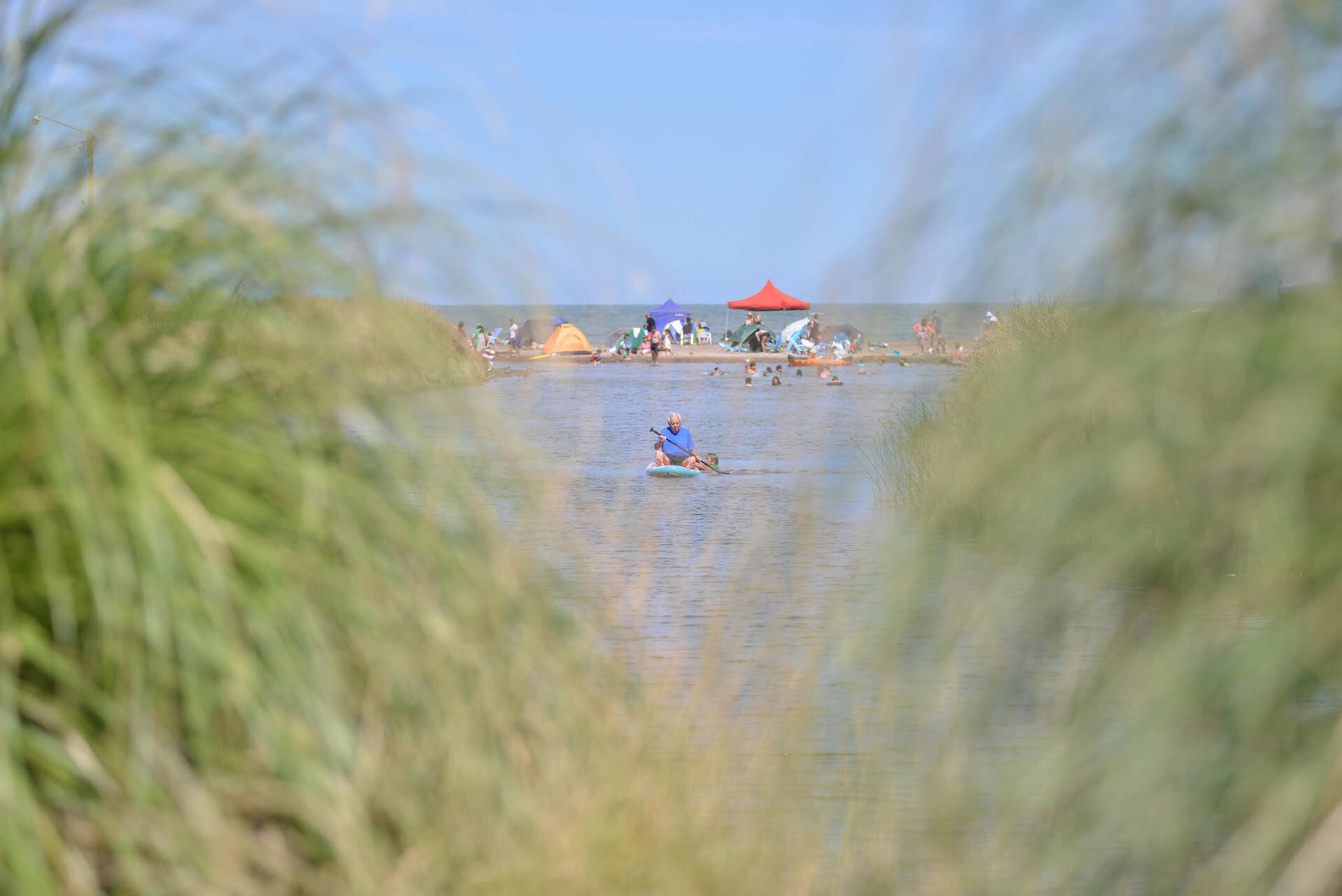 Las actividades en Mar Chiquita incluyen visitas guiadas, senderismo, espectáculos al aire libre y experiencias gastronómicas con productos locales (Turismo Mar Chiquita)