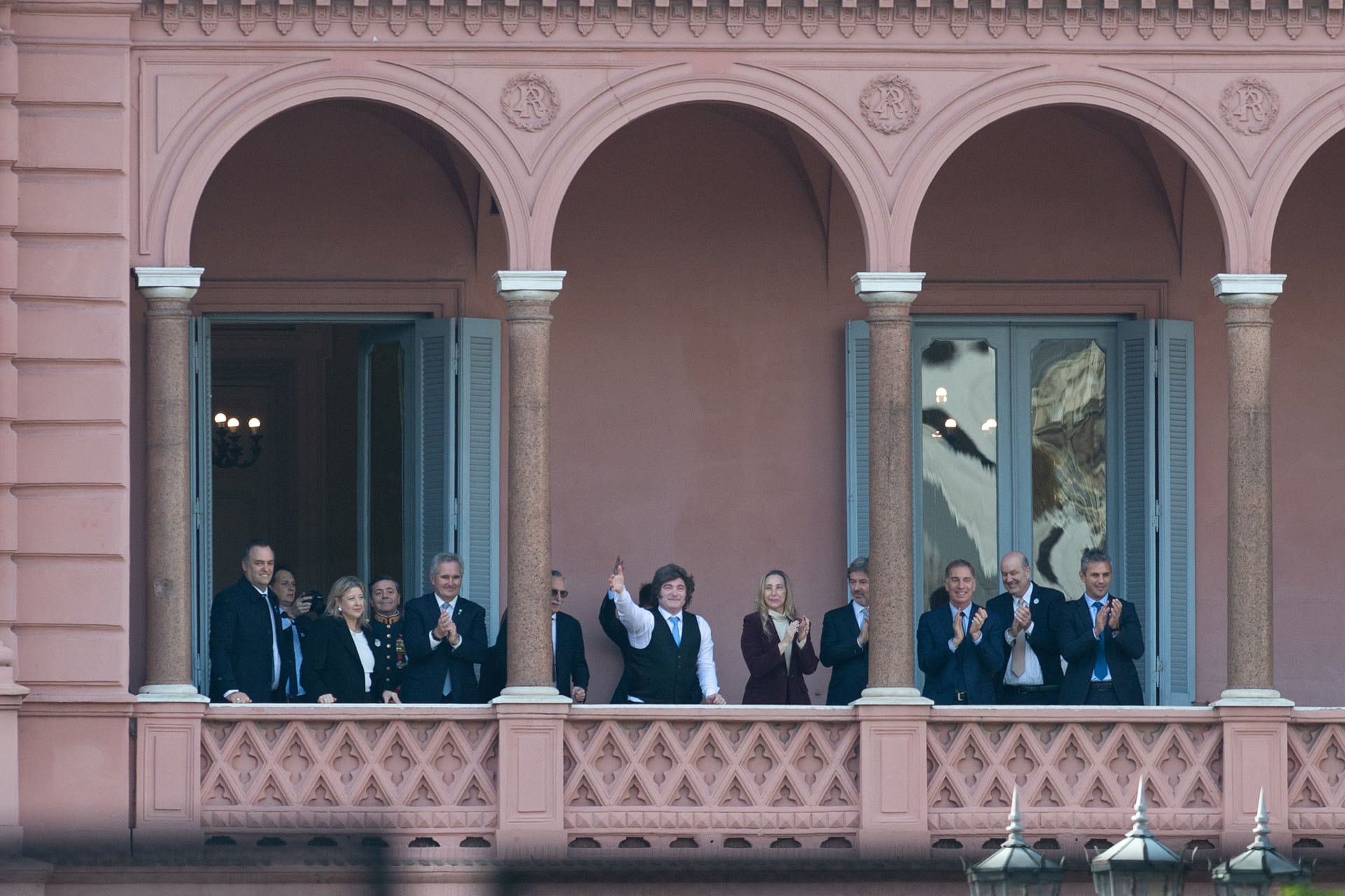 El Presidente junto al Gabinete saludan desde el balcón de la Casa Rosada durante la celebración del Tedeum 2026 (Jaime Olivos)
