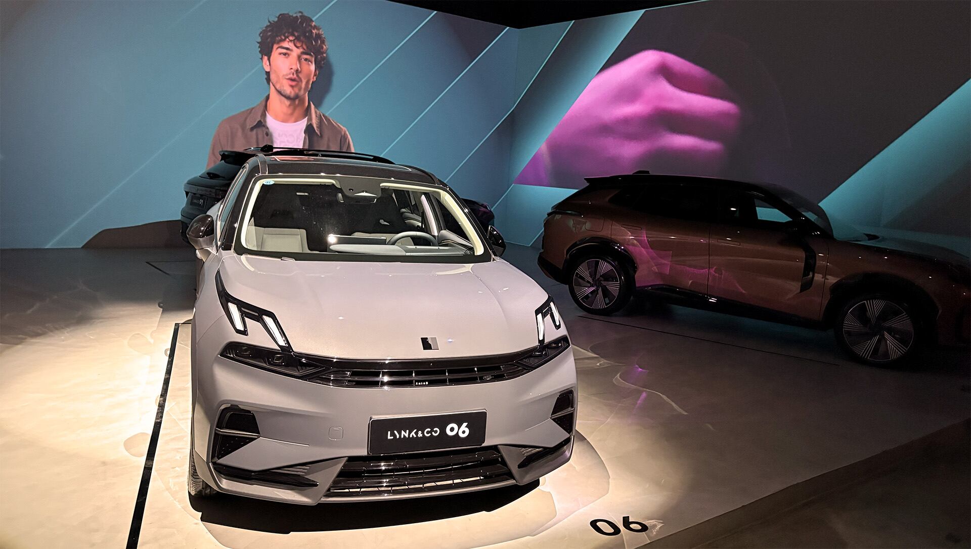 La presentación de los nuevos Lynk&Co salió de lo común porque fue realizada íntegramente con Inteligencia Artificial, marcando un alto compromiso con la tecnología en los autos de la marca.