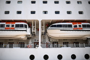 Pasajeros permanecen a bordo del crucero Ambition, confinado en Burdeos por un brote de norovirus. (Christophe Archambault/AFP)