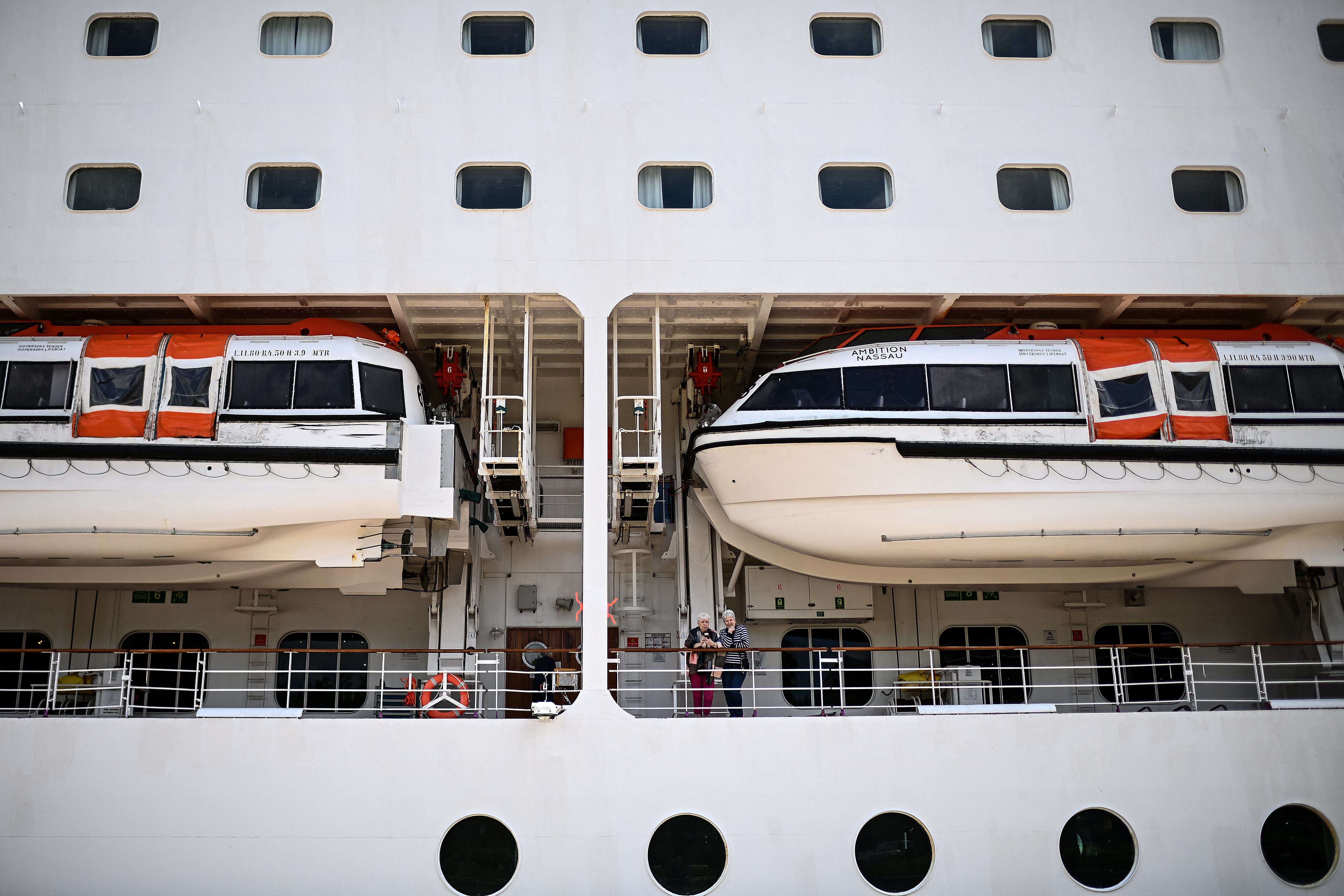 Pasajeros permanecen a bordo del crucero Ambition, confinado en Burdeos por un brote de norovirus. (Christophe Archambault/AFP)