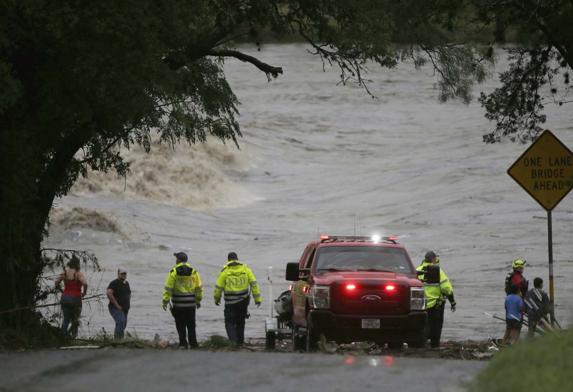 Los mensajes a celulares, las sirenas, la radio y los canales oficiales ampliaron el alcance de las alertas por inundaciones en 2026 (AP)