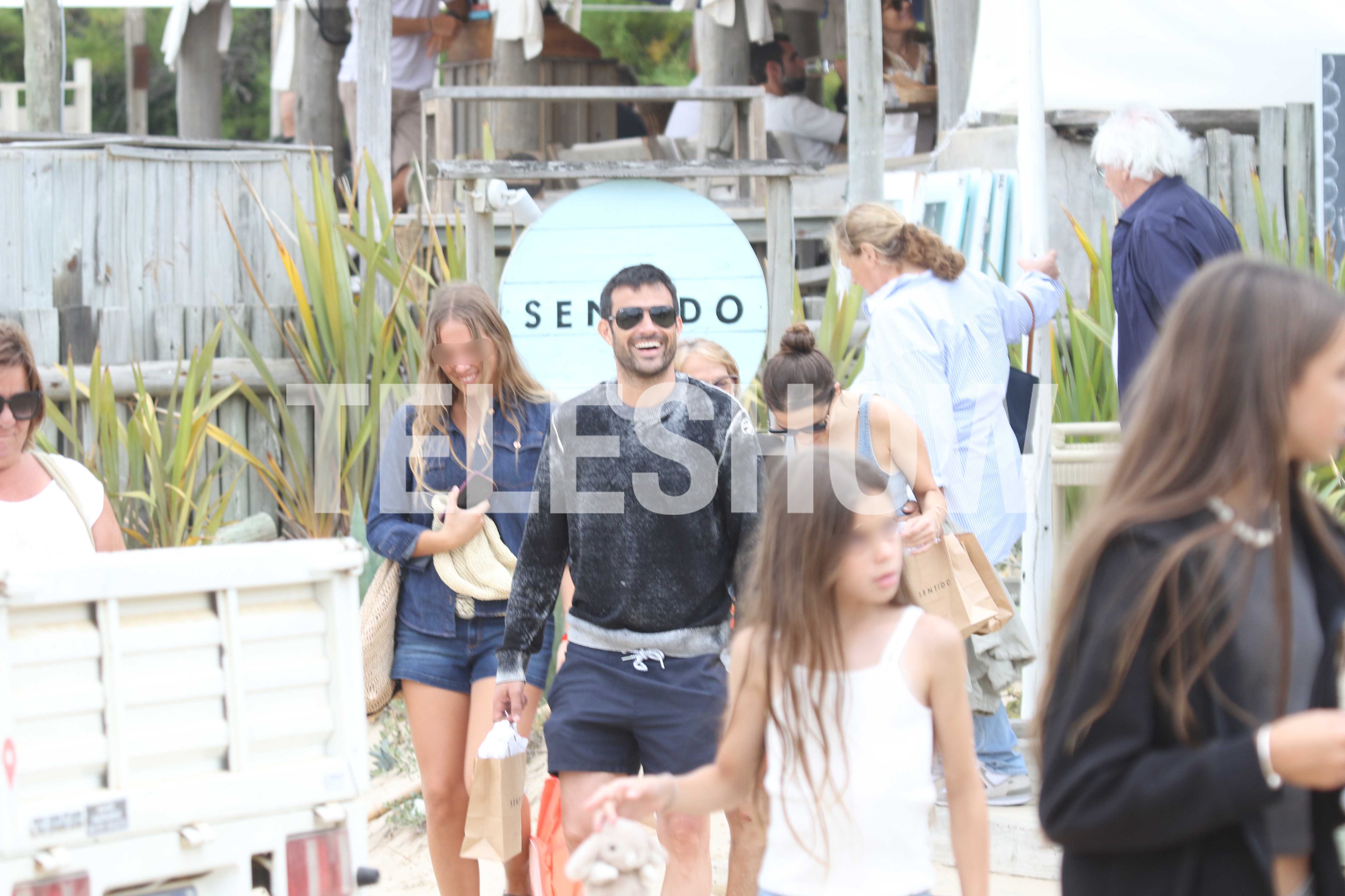 Las imágenes de Punta del Este retratan una dinámica armónica, con charlas, sonrisas y gestos de cercanía entre la pareja y sus hijas