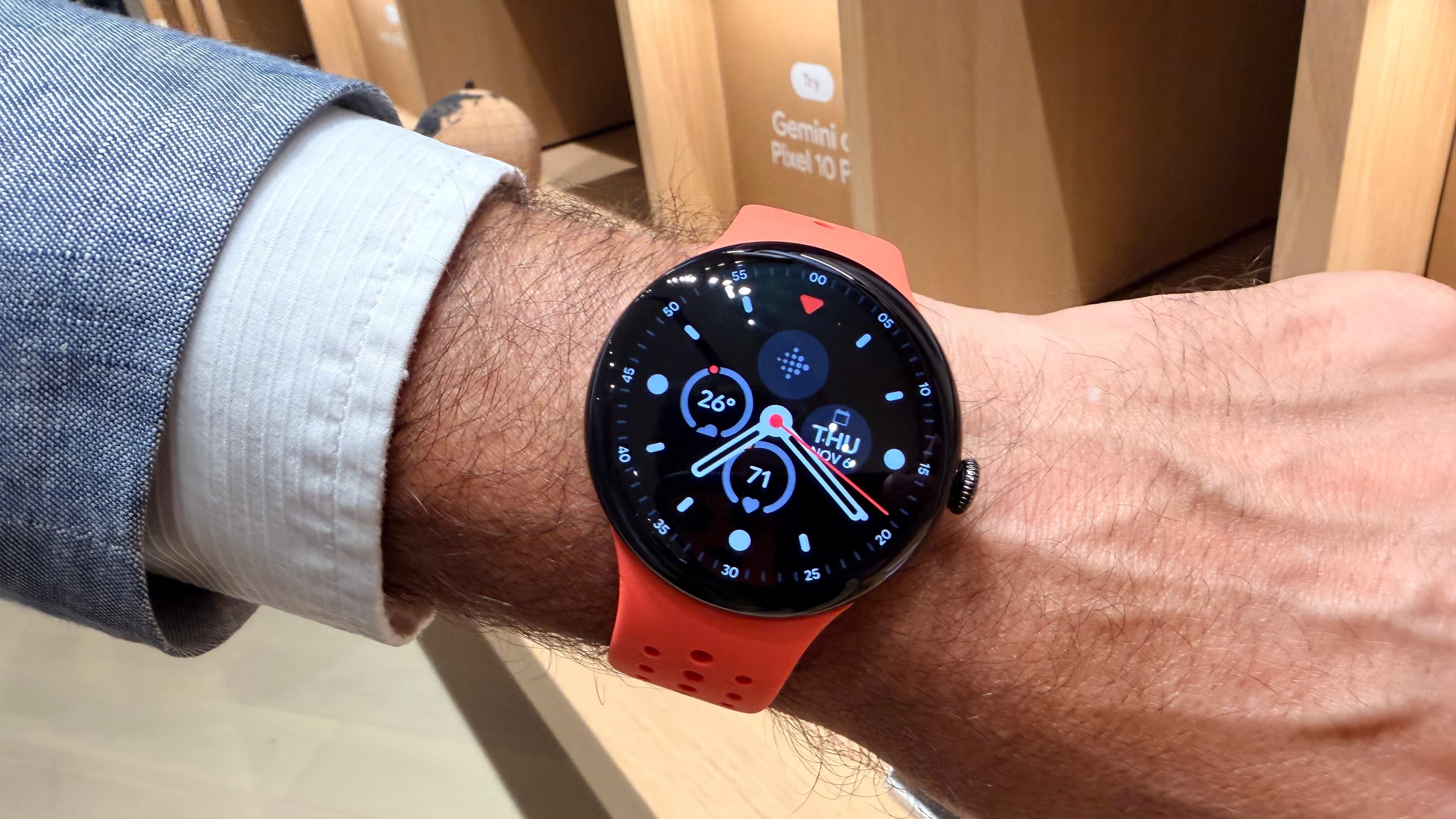 El Google Pixel Watch 4 se presenta en la tienda de Aventura, destacando sus funciones avanzadas y su integración con el ecosistema de dispositivos de Google.