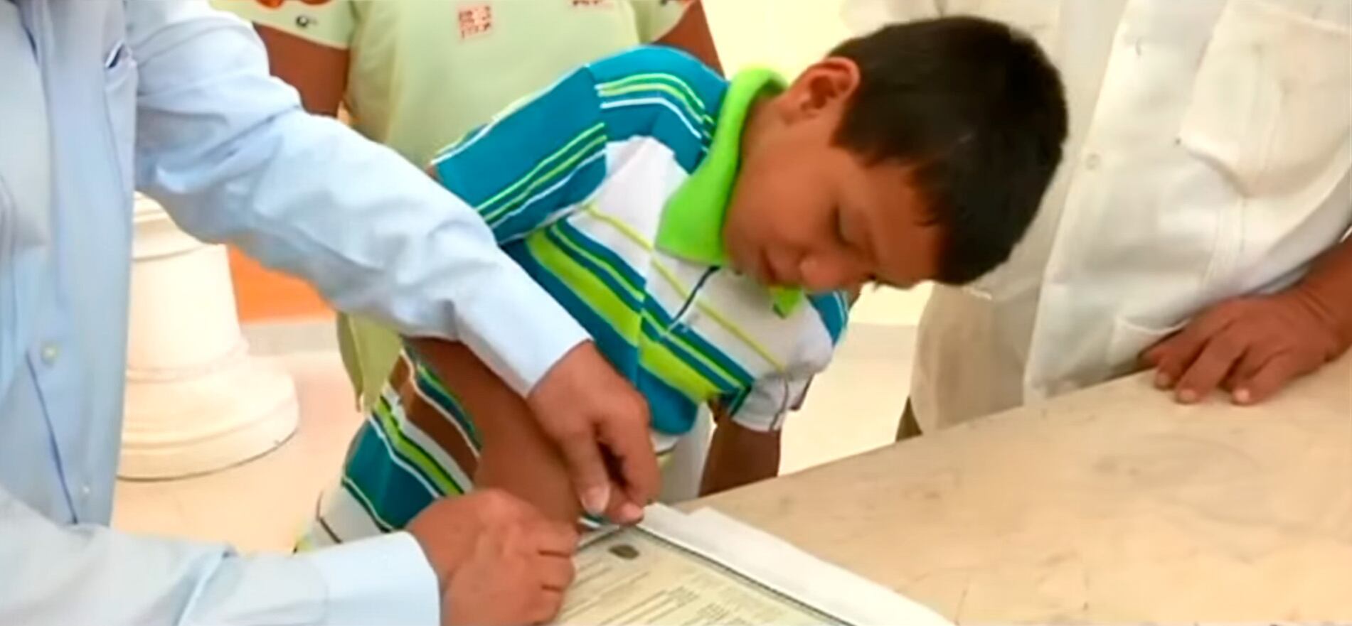 Salomón, de 11 años, acudió solo al Registro Civil para obtener su acta de nacimiento y poder estudiar. (Captura de pantalla/ADN40)