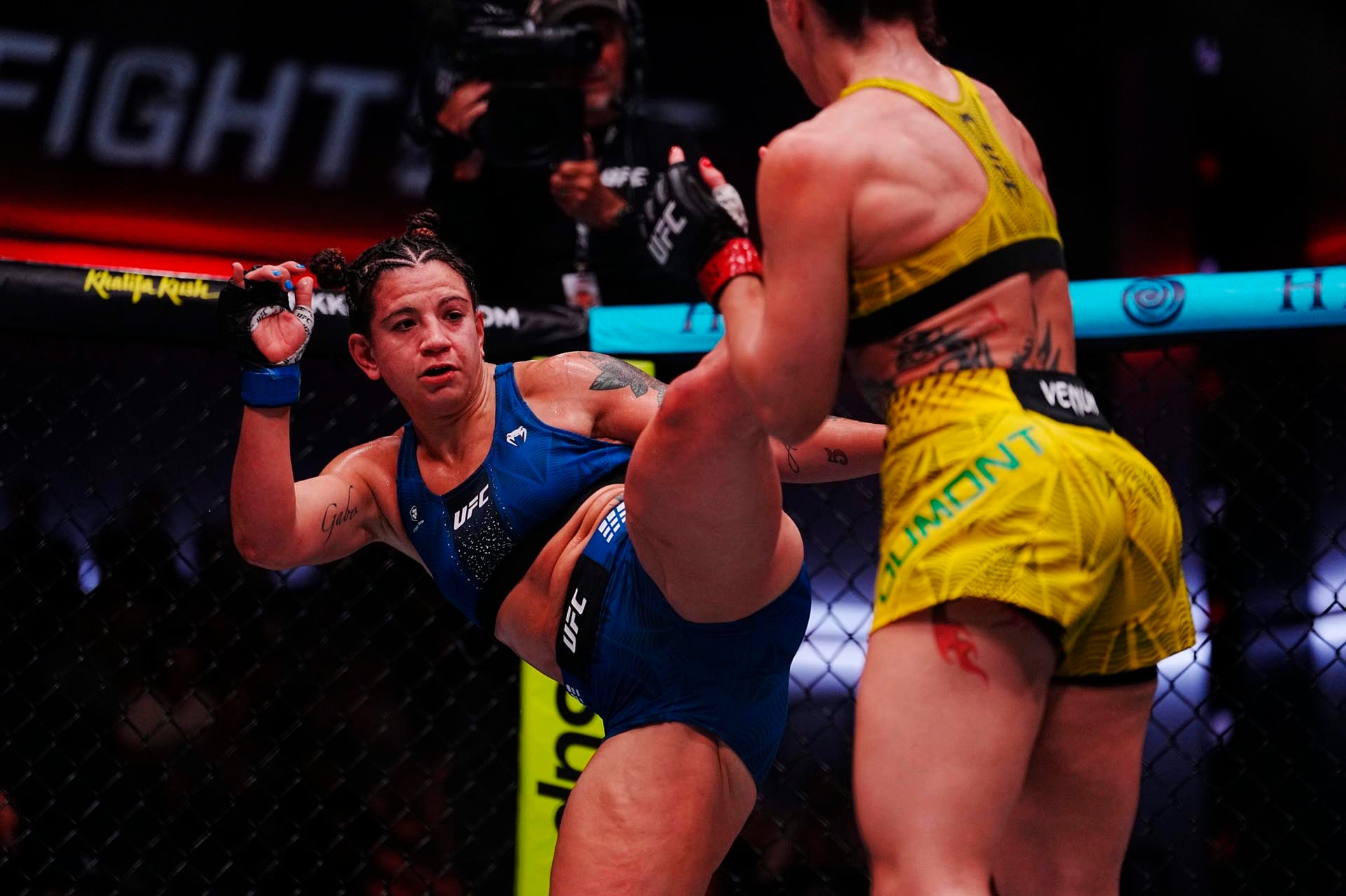 La deportista argentina Ailín Pérez lanza una patada durante su combate de artes marciales mixtas dentro del octágono de la UFC. (Grosby)