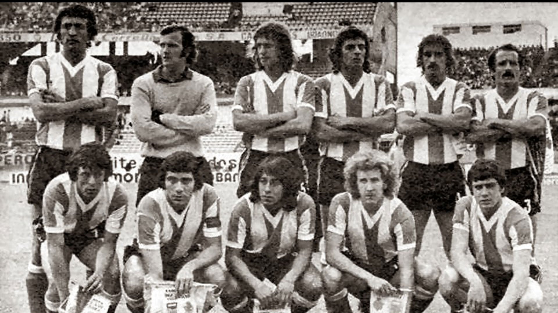 El equipo del debut de César Luis Menotti como DT de la Selección: Roberto Rogel, Rubén Sánchez, Francisco Russo, Jorge Paolino, Vicente Pernía, Jorge Carrascosa. Abajo: René Houseman, Miguel Brindisi, Edgardo Di Meola, Carlos Babington, Enzo Ferrero.
