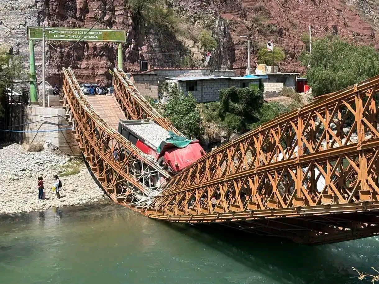 El colapso del puente Pampatama sobre el río Chalhuanca interrumpe el tránsito vial en la provincia de Aymaraes tras el paso de dos camiones con minerales. (Foto: Facebook / Willakuy)