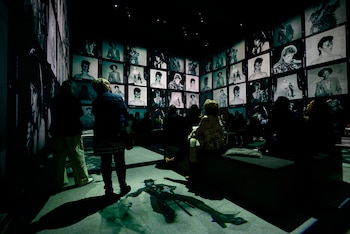 El proceso creativo y la continua reinvención de Bowie quedan documentados a través de vídeos y declaraciones originales del artista