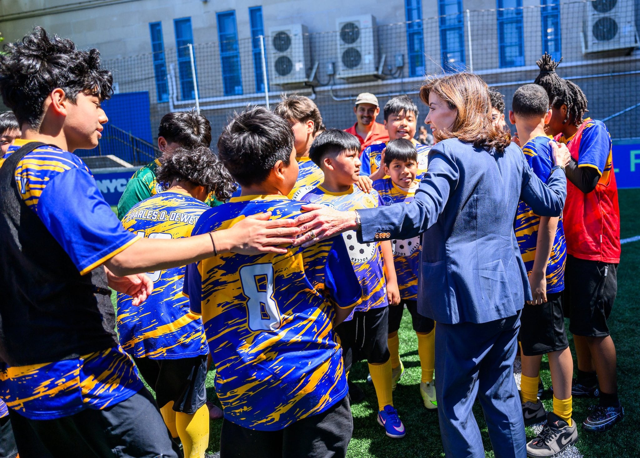El plan NY Kicks otorgará subvenciones de entre USD 75.000 y USD 200.000 por proyecto para obras de infraestructura futbolística en el estado de Nueva York (X: @GovKathyHochul)
