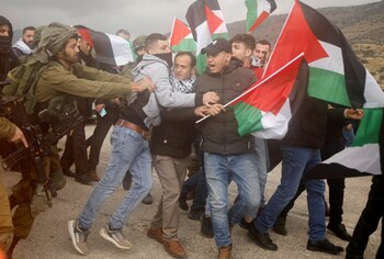 Cientos de palestinos protestaron en