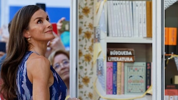 La reina Letizia inaugura la 85 edición de la Feria del Libro de Madrid. (EFE/Mariscal)
