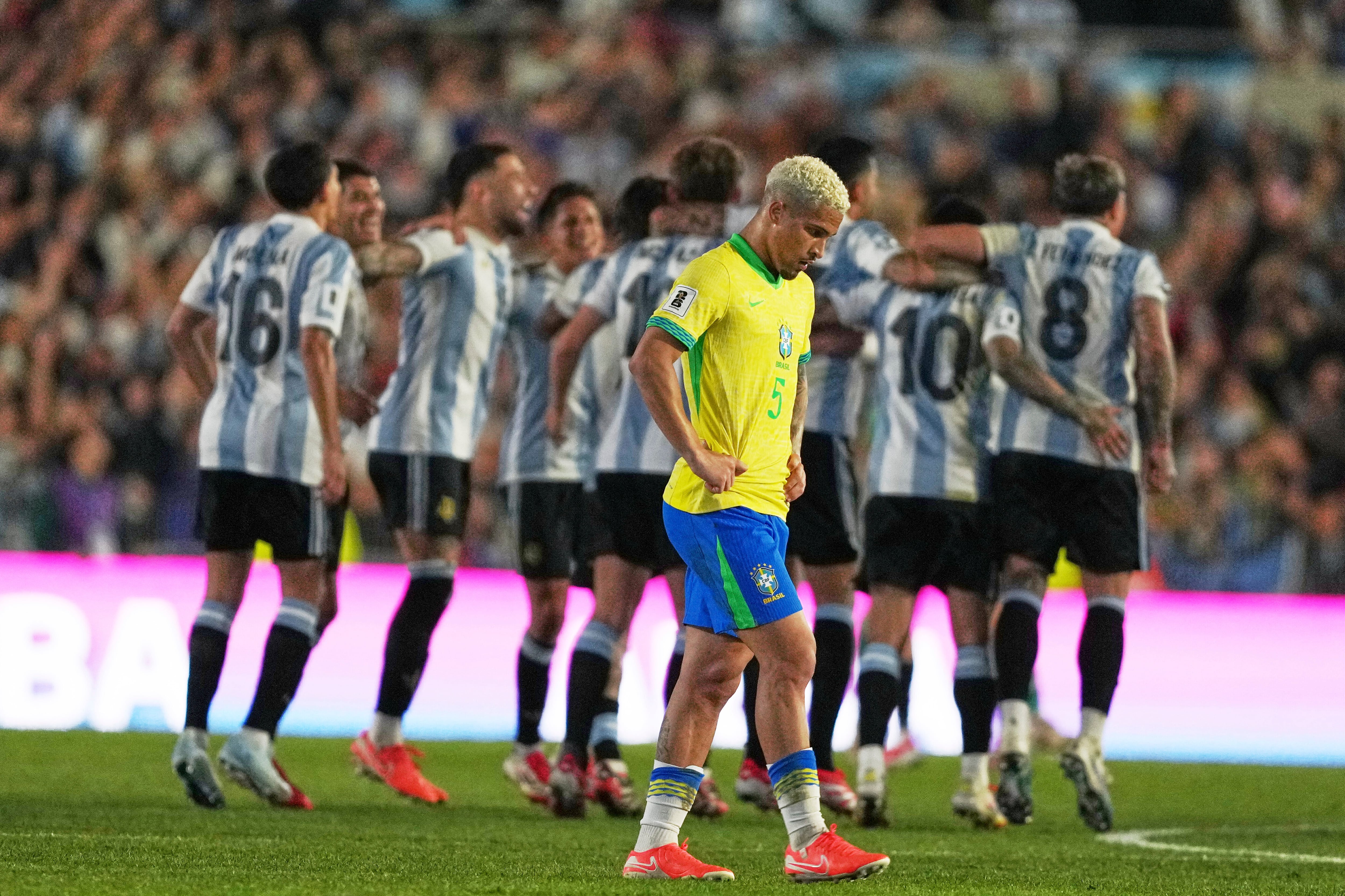 El brasileño Joao Gomes abandona la cancha tras la derrota de su selección por 4-1 ante Argentina en la eliminatoria mundialista, el martes 25 de marzo de 2025 (AP) Foto/Natacha Pisarenko)